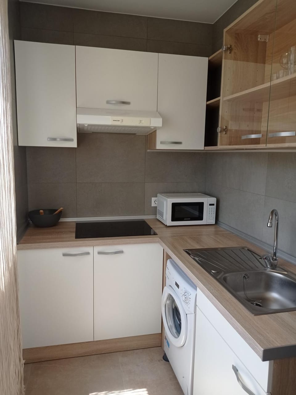 Kitchen or kitchenette, minibar, stove, washing machine