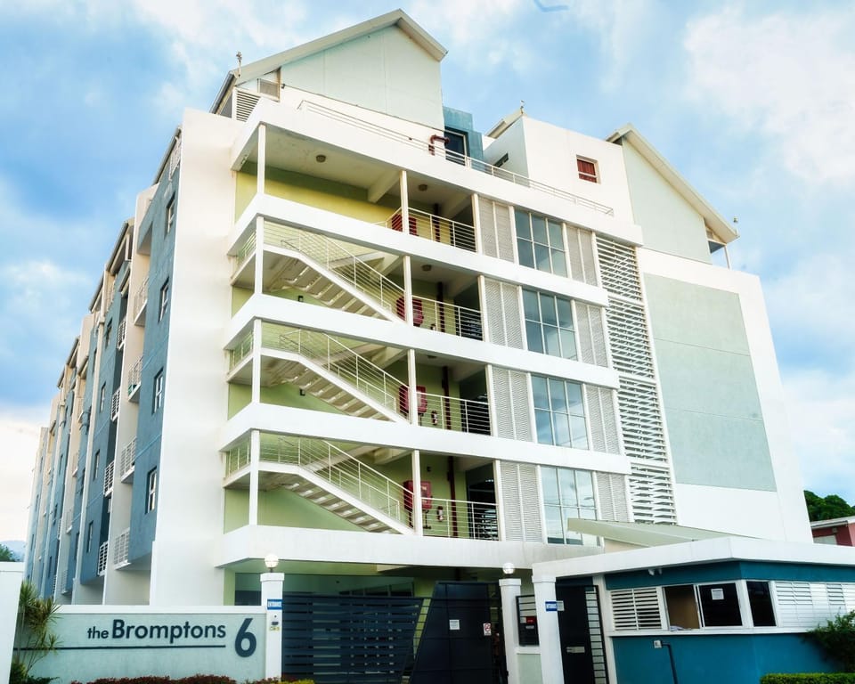 Choose To Be Happy at Brompton Estates - 1-BR & 2-BR w Pool Apartment in Kingston