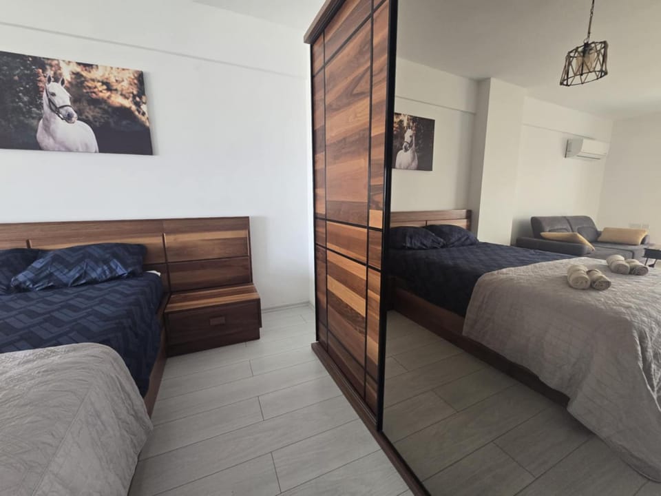 Bed, Living room, Photo of the whole room, Seating area, Bedroom