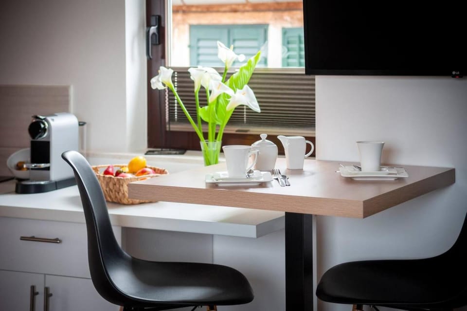 Coffee/tea facilities, Food and drinks, Dining area, Food