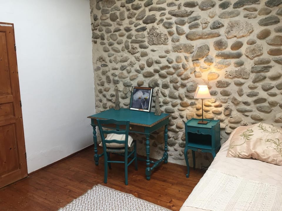 Photo of the whole room, Seating area, Bedroom