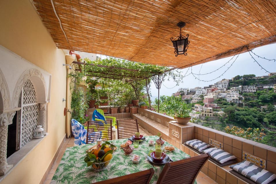 Property building, Patio, Day, Garden, View (from property/room), Balcony/Terrace, Food and drinks, Dining area, Food