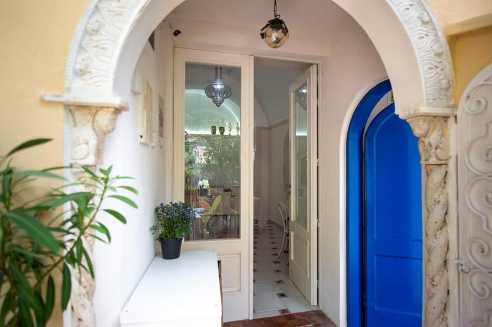 Property building, Patio, Facade/entrance, Day