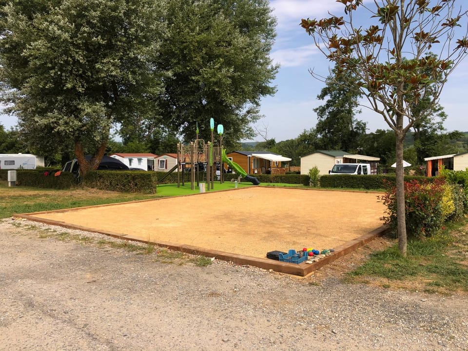 Camping Les Nysades Campground/ 
RV Resort in Occitanie
