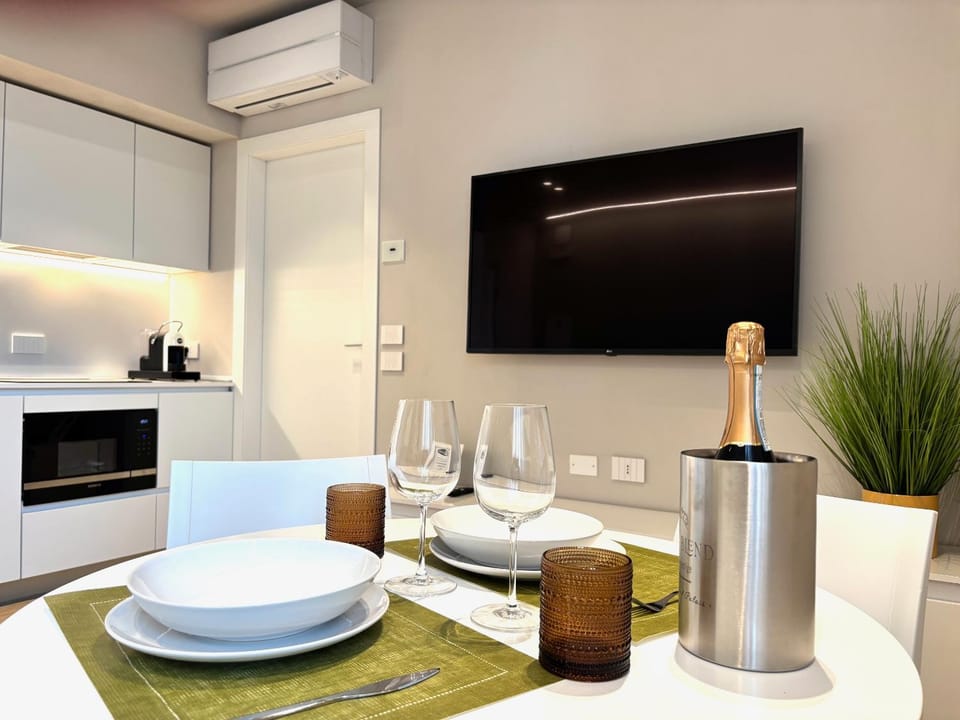 Kitchen or kitchenette, Dining area, air conditioner