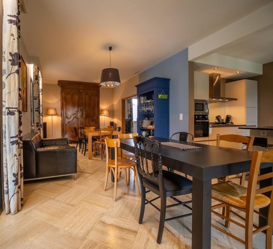 Kitchen or kitchenette, Seating area, Dining area
