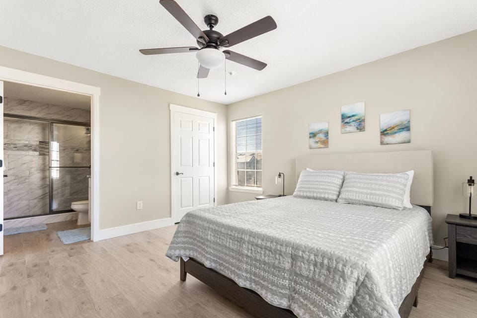 Bed, Bathroom, Bedroom, fireplace