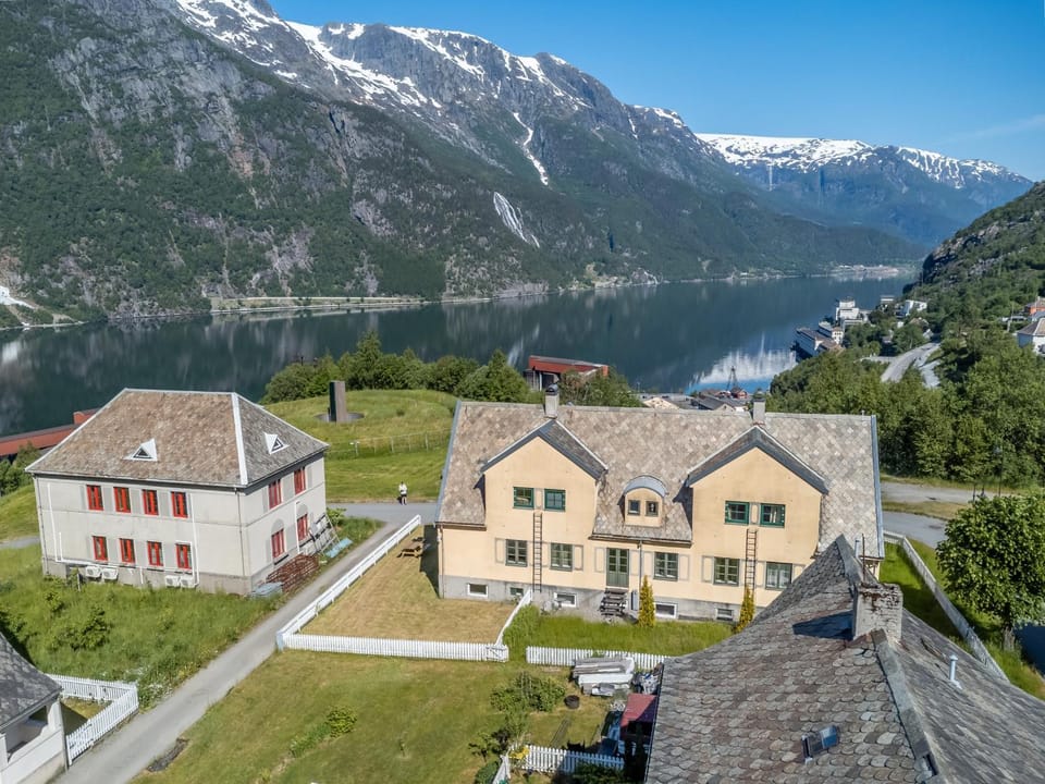 Property building, Nearby landmark, Day, Neighbourhood, Natural landscape, Bird's eye view, Lake view, Mountain view