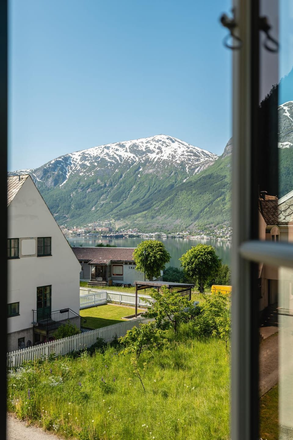 Mountain view, Sea view