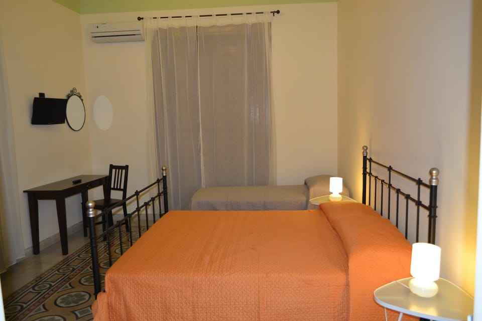 Photo of the whole room, Bedroom, City view, Street view