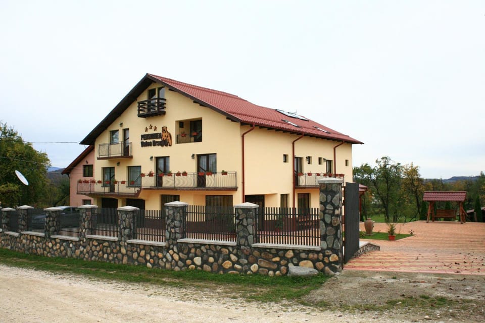 Property building, Facade/entrance, Day, BBQ facilities, Garden, Balcony/Terrace, Business facilities, Banquet/Function facilities, Communal kitchen, Meeting/conference room