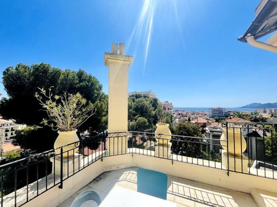 SUPERBE 2 TERRASSES VUE MER Apartment in Cannes
