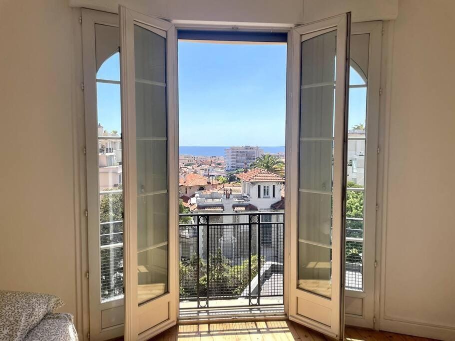 SUPERBE 2 TERRASSES VUE MER Apartment in Cannes