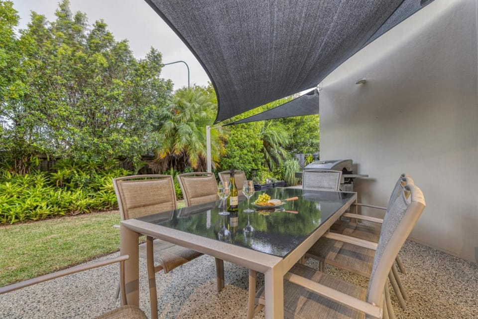 Patio, Spring, Day, Garden, Dining area, Garden view