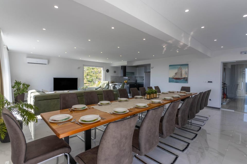 Communal lounge/ TV room, TV and multimedia, Living room, Seating area, Dining area, Evening entertainment, air conditioner