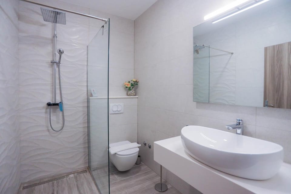 Shower, Toilet, Bathroom, towels