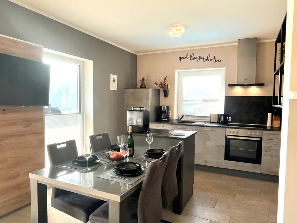 TV and multimedia, Kitchen or kitchenette, Dining area, Food, internet, stove