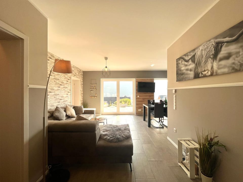 TV and multimedia, Living room, Seating area, Bedroom