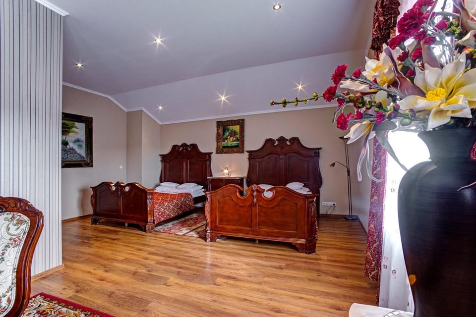 Bed, Photo of the whole room, Seating area, Bedroom