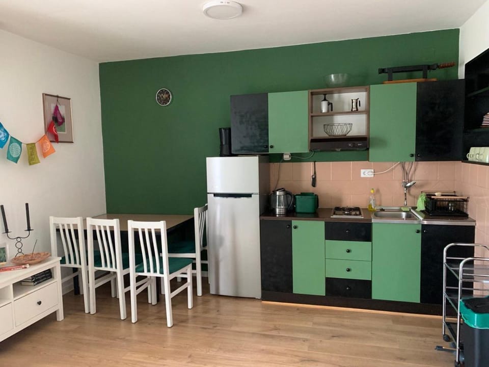 Kitchen or kitchenette, Dining area, toaster