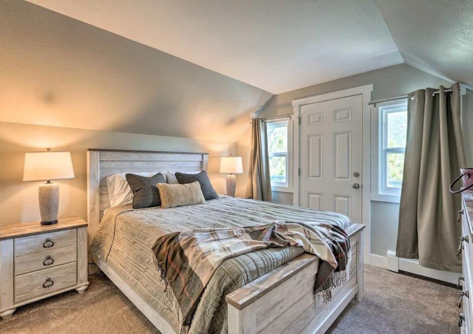 4 bed 2 bath home located near Rocky Mountain National Park House in Estes Park