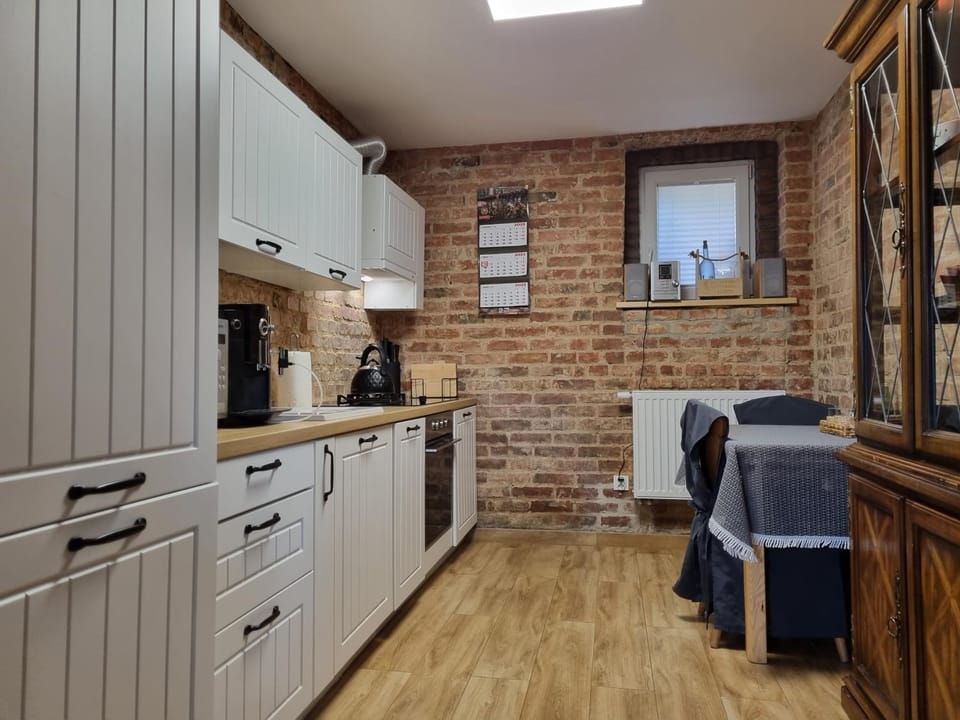 Kitchen or kitchenette, Dining area, minibar, stove