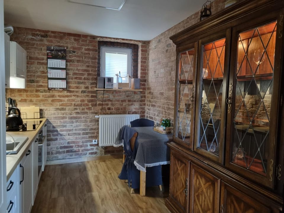 Kitchen or kitchenette, minibar, stove