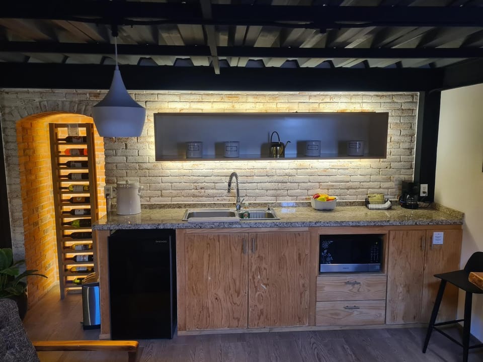 Kitchen or kitchenette, minibar