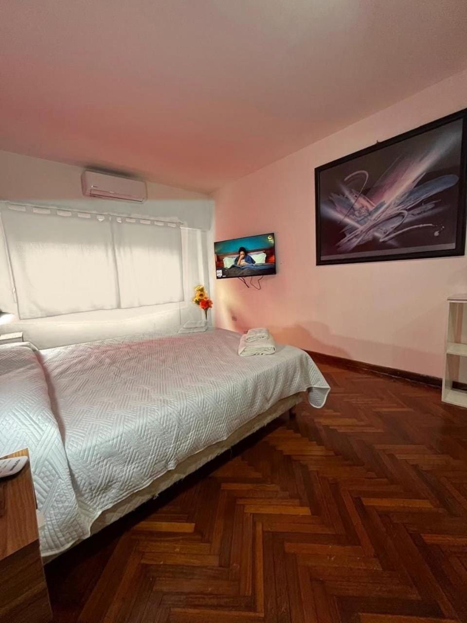 Bed, TV and multimedia, Photo of the whole room, Bedroom