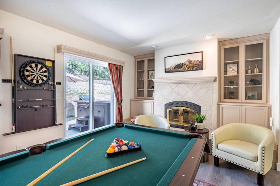 Billiard, Billiard, Game Room, Living room