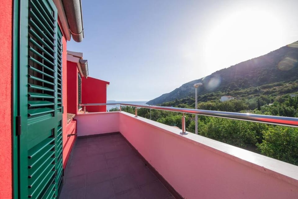 Enchanting view apartment Zanki Apartment in Komiža