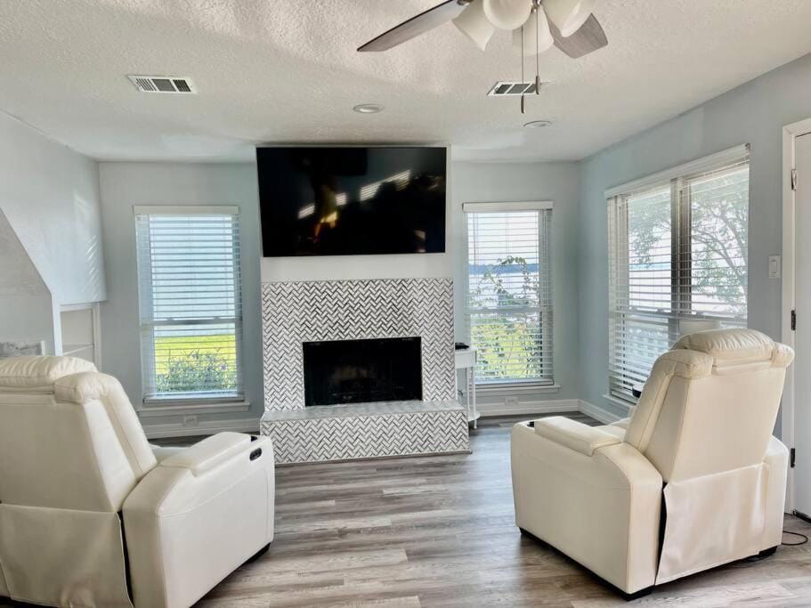 TV and multimedia, Living room, Seating area, fireplace