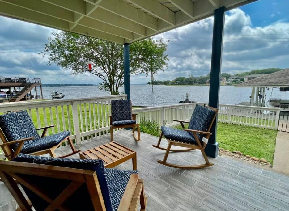 Balcony/Terrace, Seating area, Lake view