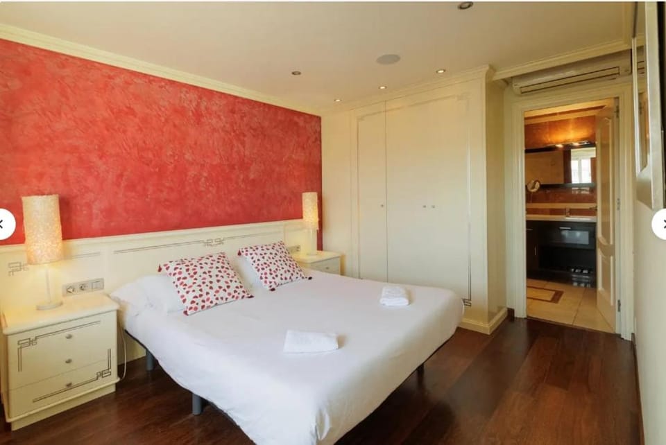 Bed, TV and multimedia, Kitchen or kitchenette, Photo of the whole room, Bedroom
