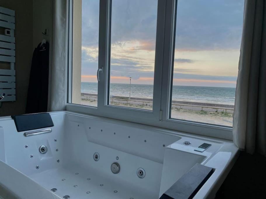Spa privatif face mer Riva Romantic & SPA Villa in Normandy