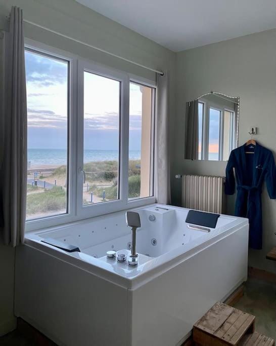 Spa privatif face mer Riva Romantic & SPA Villa in Normandy