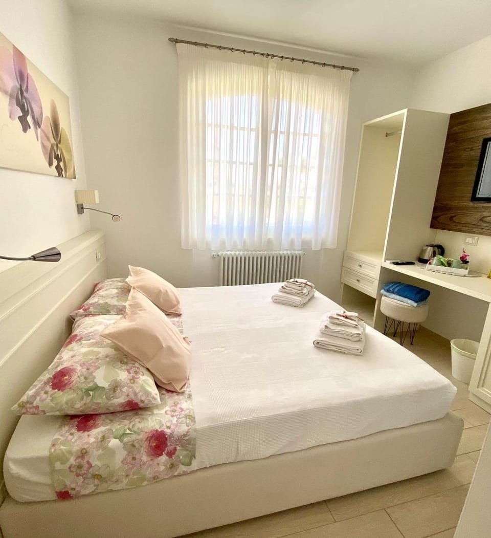 Bed, TV and multimedia, Photo of the whole room, Bedroom, towels, wardrobe