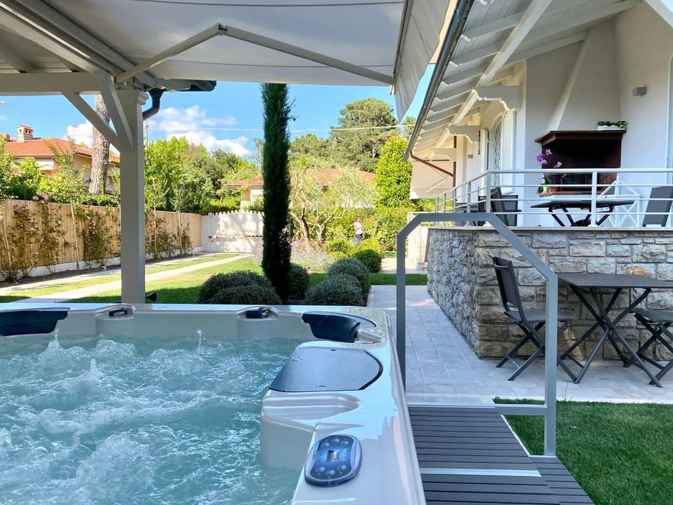 Patio, Day, Natural landscape, Garden, Hot Tub, Hot Tub, Garden view, sunbed