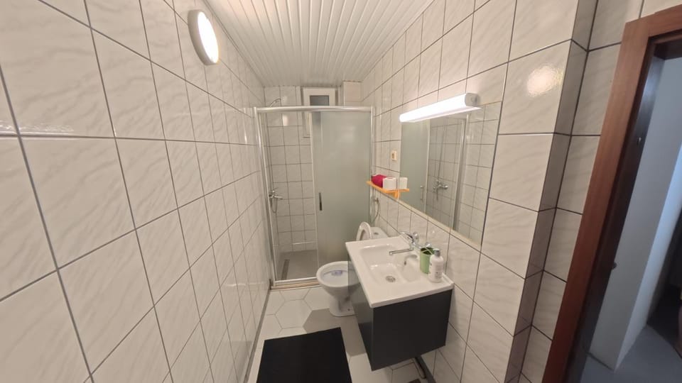 Shower, Toilet