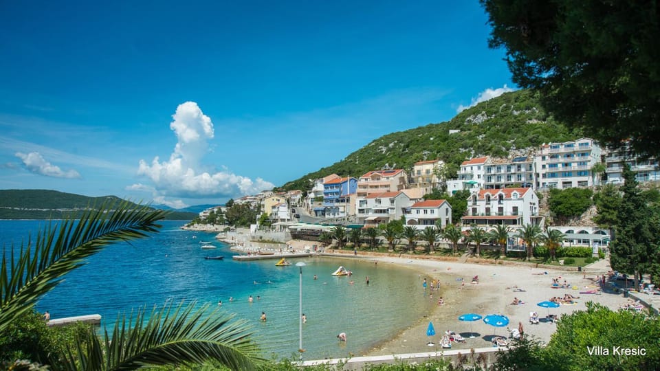 Restaurant/places to eat, Neighbourhood, Natural landscape, Beach, Sea view, Street view, Area and facilities, Supermarket/grocery shop