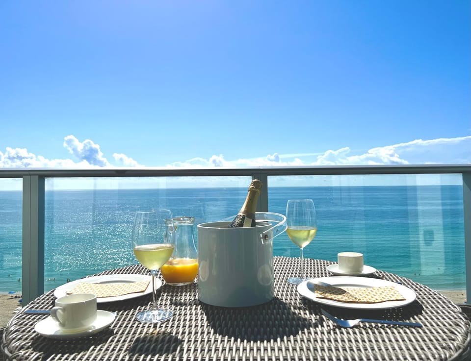 View (from property/room), Balcony/Terrace, Dining area, Sea view