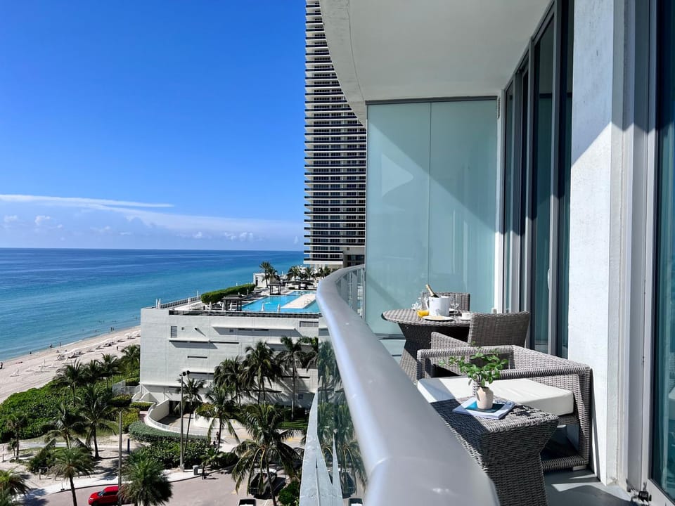 View (from property/room), Balcony/Terrace, Living room, Seating area, Dining area, Beach, City view, Sea view, Swimming pool