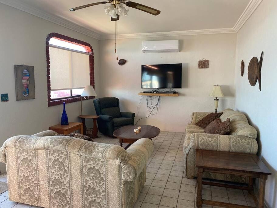 TV and multimedia, Living room, Seating area, air conditioner