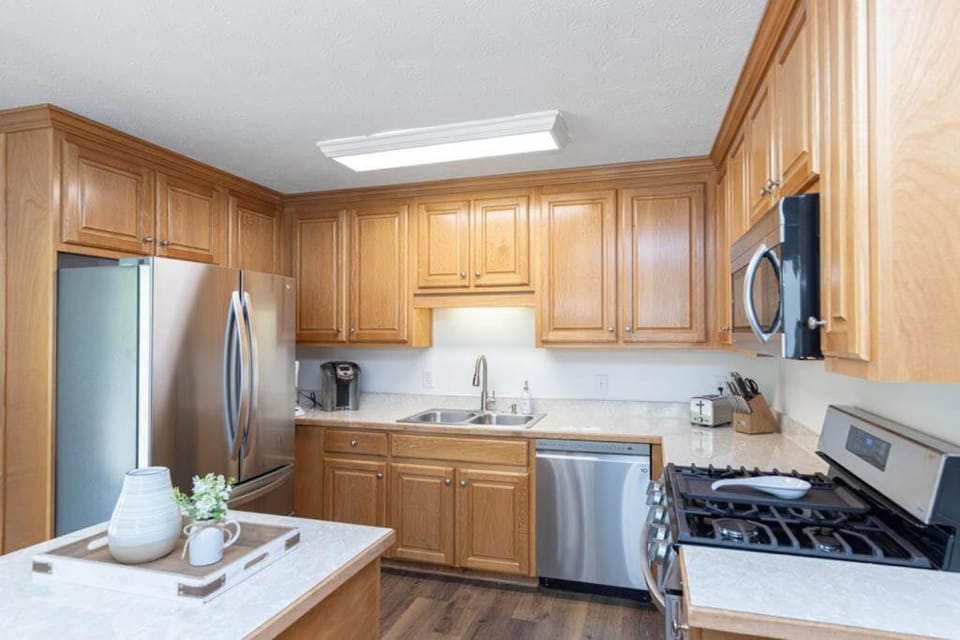 Sleeps 8, Lake Lanier Hidden Gem House in Buford