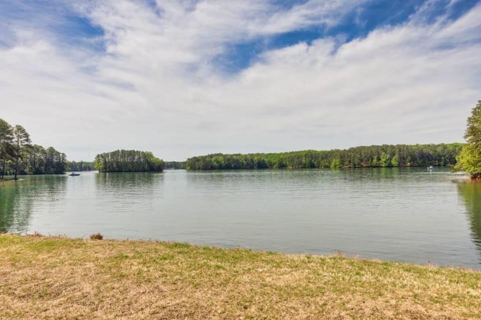 Sleeps 8, Lake Lanier Hidden Gem House in Buford