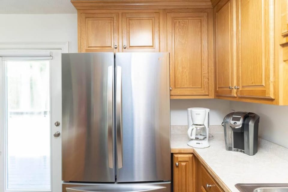 Sleeps 8, Lake Lanier Hidden Gem House in Buford