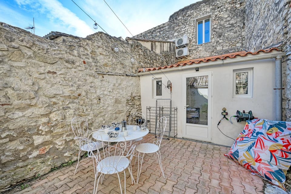 Property building, Patio, Day, Balcony/Terrace, Dining area