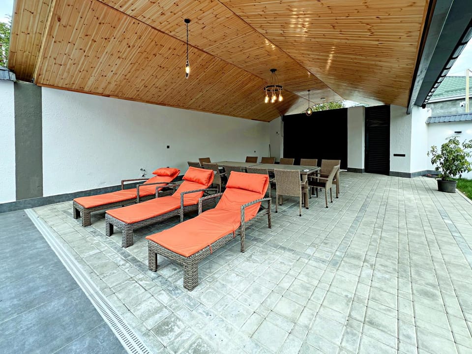 Communal lounge/ TV room, Day, Living room, Seating area, Evening entertainment, Pool view, Swimming pool, sunbed