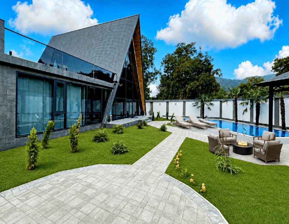 Property building, Spring, Day, Natural landscape, Garden, Garden view