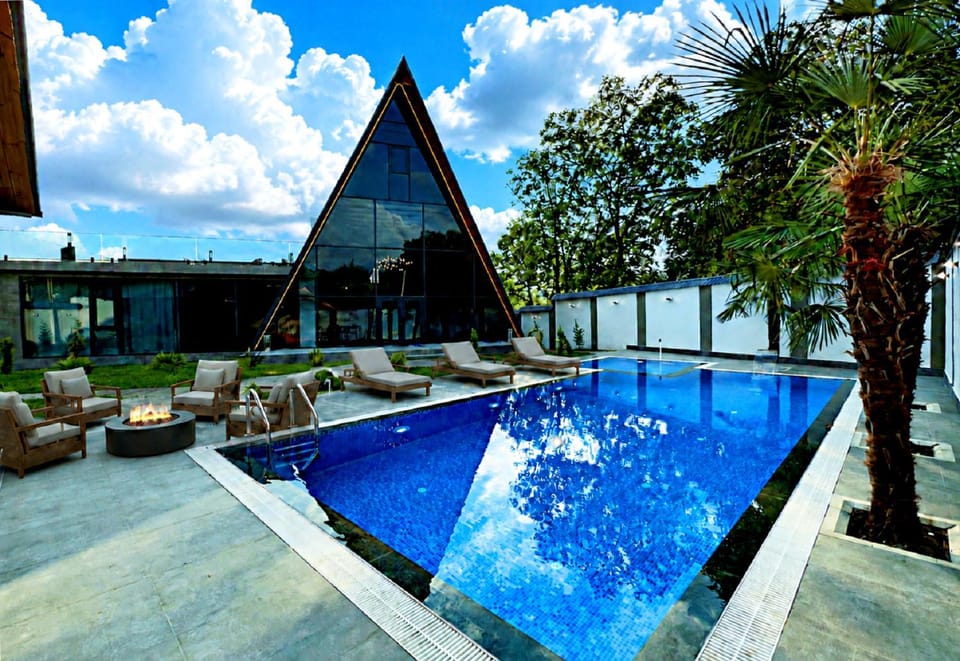 Property building, Patio, Day, Pool view, Swimming pool, sunbed